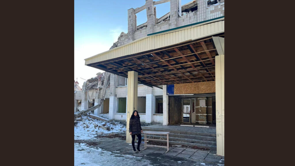 Olena Galaguza em frente a uma escola bombardeada pelos russos na sua cidade, Zhytomor, a 120km de Kiev