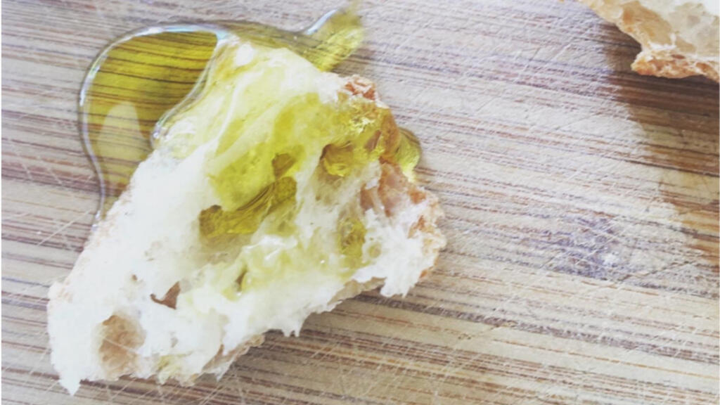 Huile d'olive sur le pain.