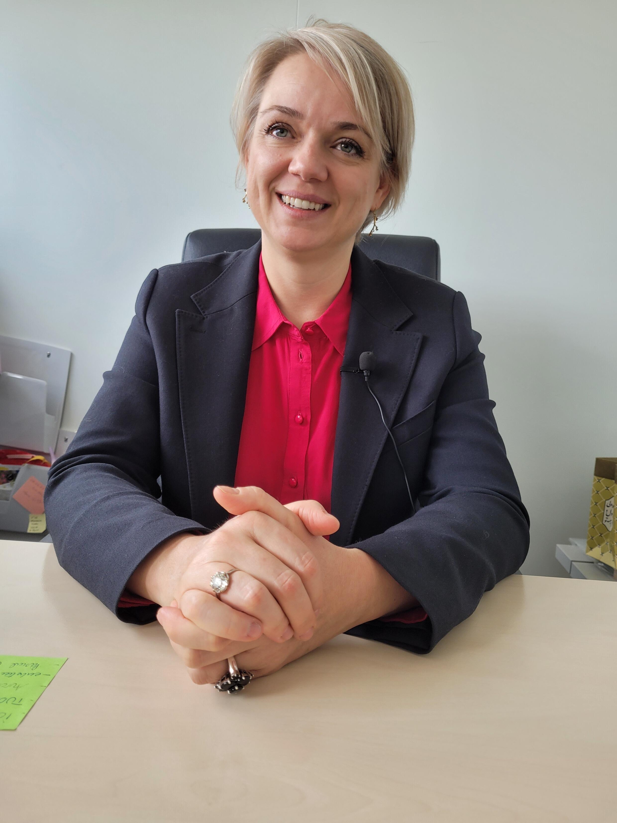 A cientista francesa Fanny Jaulin coordena uma equipe de pesquisadores, que fabrica, em laboratório, cópias dos cânceres dos pacientes, utilizando células obtidas em biópsias.