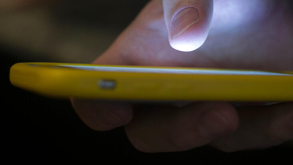A pedopsiquiatra francesa Catherine Jousselme recomenda dar o primeiro celular, sem acesso a internet, por volta dos 11 anos. Aos 13 anos, a internet só deve ser utilizada em casa e acessada pelo wifi com controle parental. O primeiro contato com as redes sociais só deve acontecer, no mínimo, aos 15 anos, com acompanhamento.