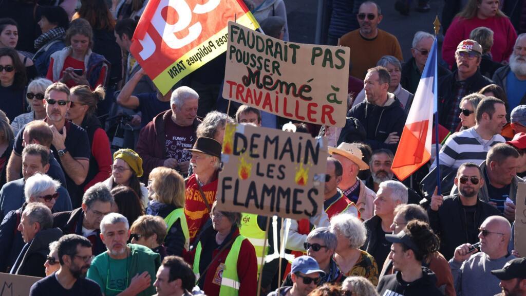 Des manifestants contre la réforme des retraites à Albi, dans le sud de la France, le 16 février 2023.