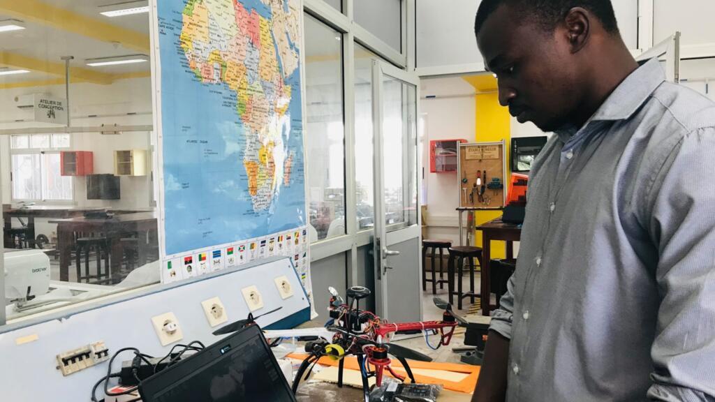 Gérard Beral, diplômé de l'Ucac-Icam promotion 2017 et aujourd’hui chef de projet Parcours ouvert. Il travaille sur la construction d'un drone avec ses apprenants et il enseigne une pédagogie active, basée sur la résolution de problèmes et situations.