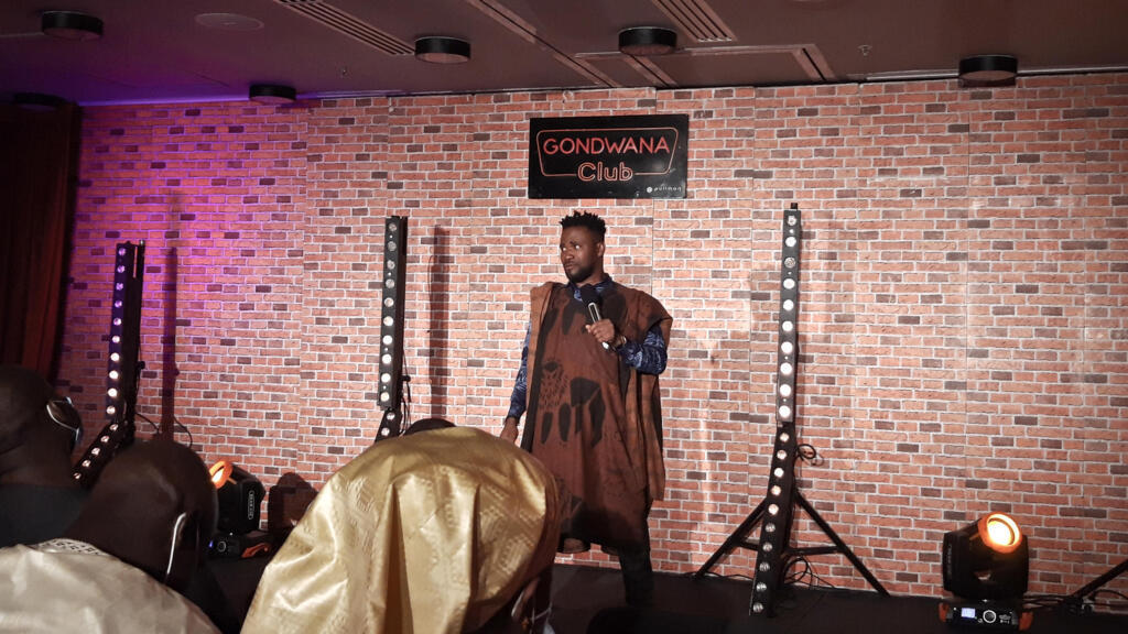 Boukary, l'humoriste ivoirien réputé pour sa maîtrise ironique du langage, à la 6e édition du Festival Abidjan, capitale du rire.