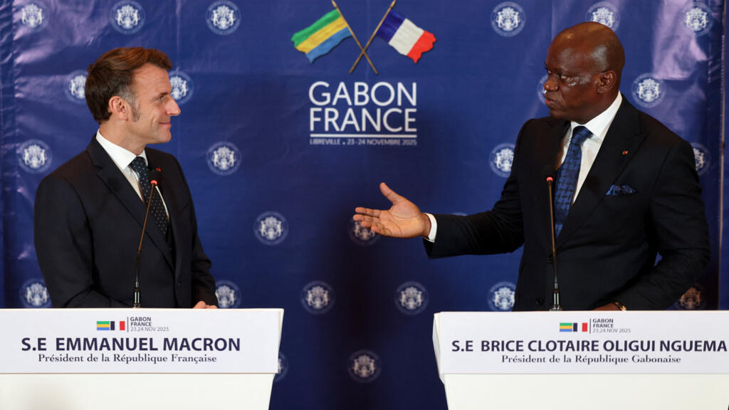 Les présidents français et gabonais, Emmanuel Macron et Brice Oligui Nguema, lors d'une conférence de presse commune à Libreville, le 23 novembre 2025.