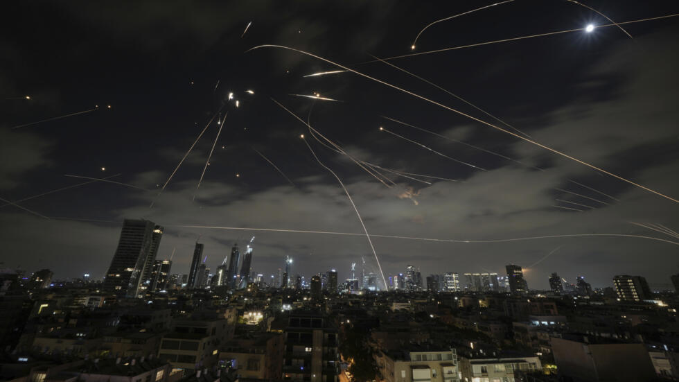 Le système de défense israélien Iron Dome tire pour intercepter des missiles lors d'une attaque iranienne au-dessus de Tel Aviv, Israël, ici le dimanche 15 juin 2025.