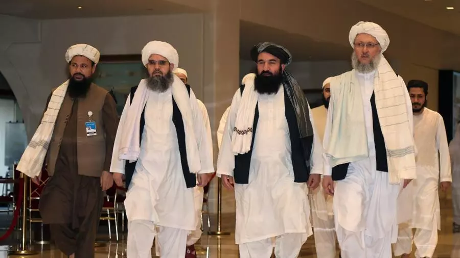 مولوی عبدالسلام حنفی (نفر اول از سمت راست).