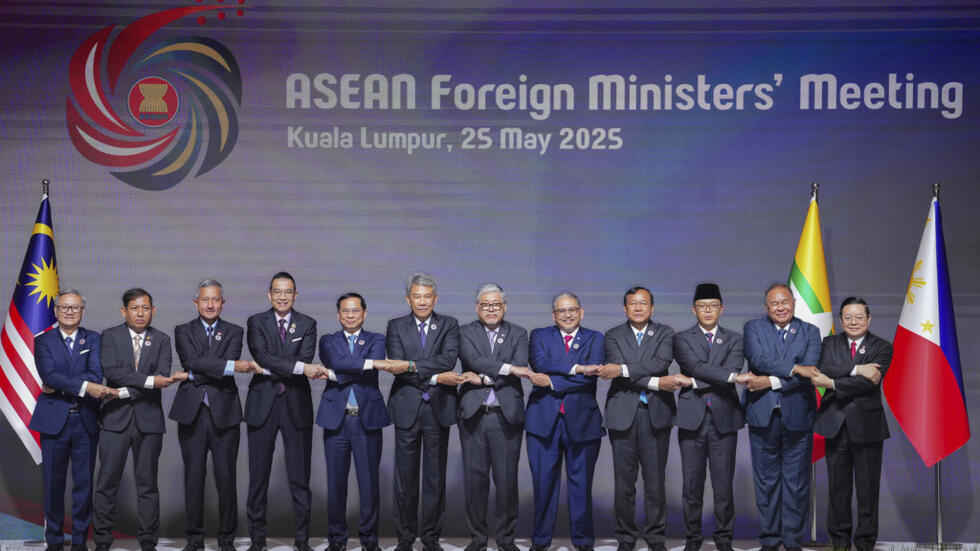 Ngoại trưởng các nước ASEAN chụp hình lưu niệm trước khai mạc hội nghị  các bộ trưởng ngoại giao của khối tại Kuala Lumpur, Malaysia, ngày 25/05/2025.