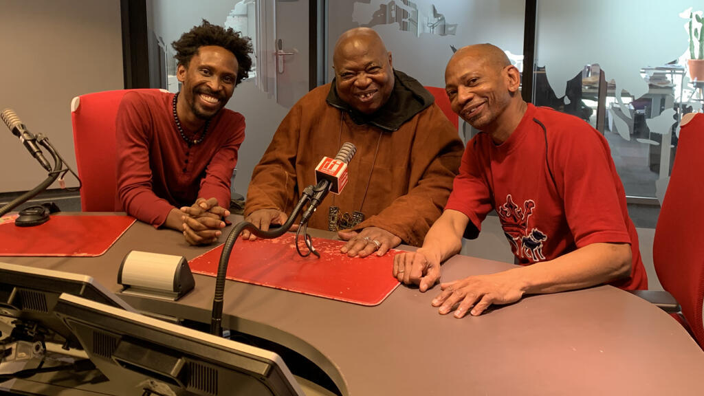 Sonny Troupé, Cheick Tidiane Seck et Reggie Washington au micro de Joe Farmer.