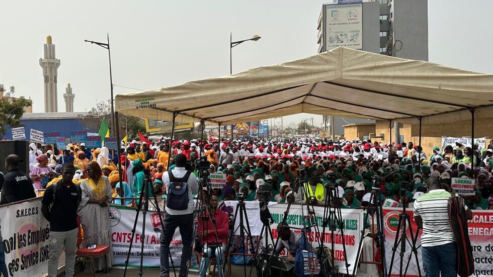Plusieurs centaines de travailleurs se sont rassemblés à l’appel de l’ensemble des syndicats du pays sous le thème : « défendre le travail décent pour le progrès et la justice sociale ».