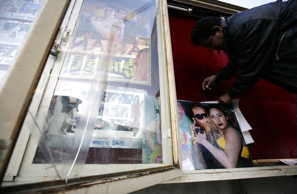 یک کارگر پوستر فیلم‌های سینماآریانا را عوض می‌کند، کابل، افغانستان، چهارشنبه، ۲۵ نوامبر ۲۰۰۹.