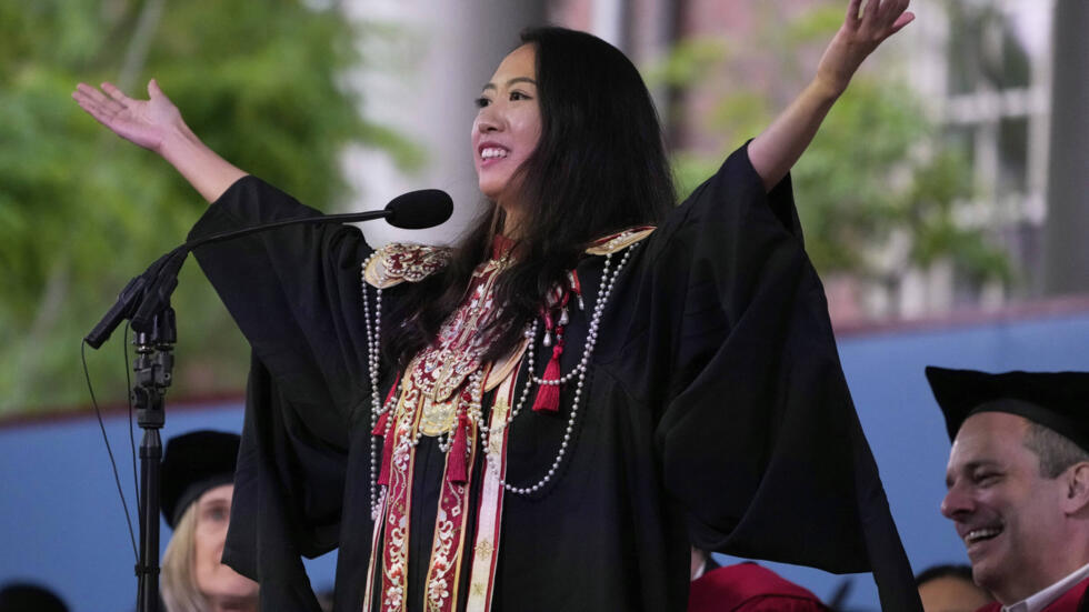 Sinh viên Trung Quốc Yurong "Luanna" Jiang phát biểu trong buổi lễ tốt nghiệp tại Đại học Harvard, ngày 29/05/2025, Cambridge, Massachusetts, Mỹ. 