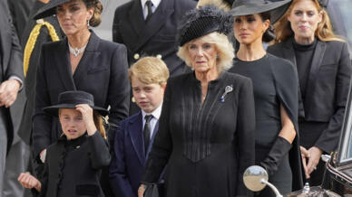 De gauche à droite, Kate, princesse de Galles, la princesse Charlotte, le prince George, Camilla, la reine consort, Meghan, la duchesse de Sussex, et la princesse Beatrice suivent le cercueil de la reine Elizabeth II après ses funérailles à l'abbaye de Westminster.