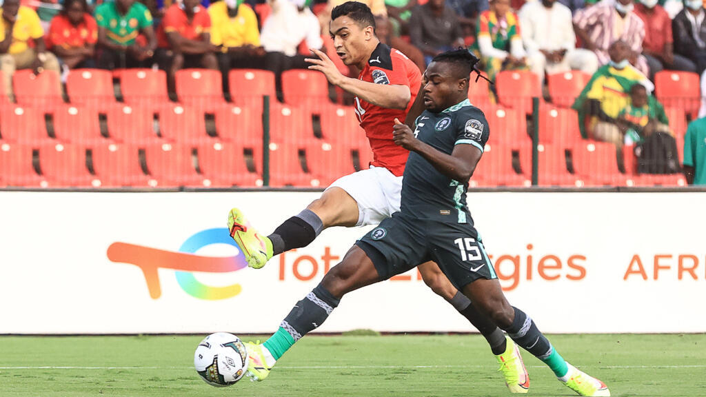 L’Égyptien Mostafa Mohamed et le Nigérian Moses Simon à la lutte pour le contrôle du ballon au stade de Garoua, au Cameroun, le 11 janvier 2022. 