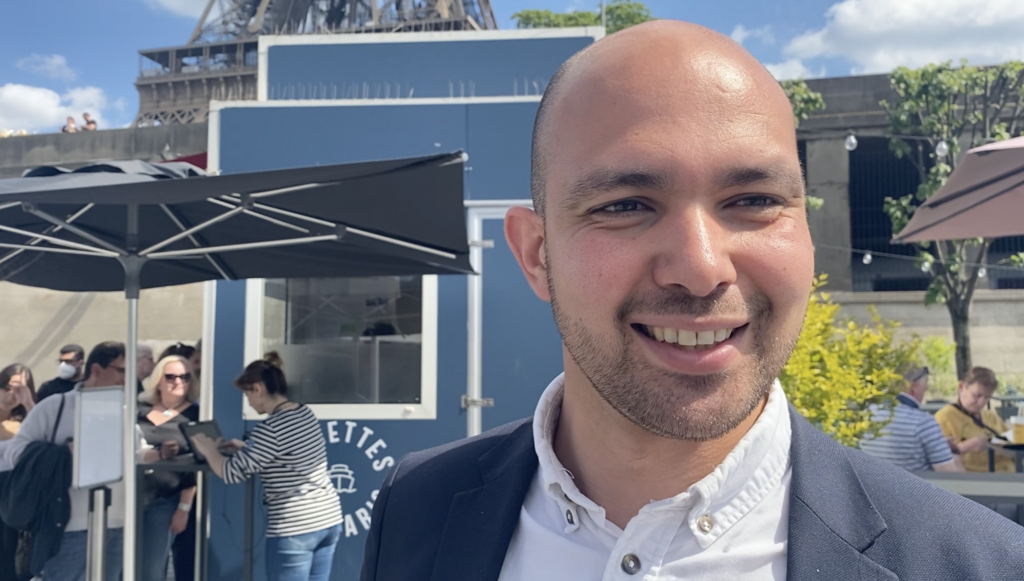 Os barcos turísticos passam o dia e a noite lotados, celebra Badis, gerente de bilheteria do Vedettes de Paris.
