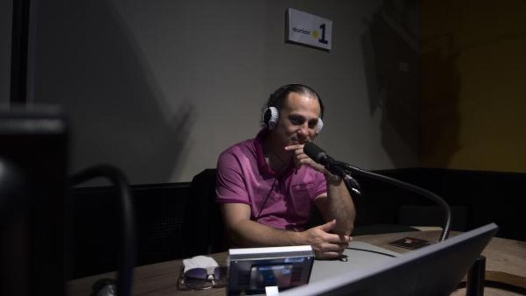 Meddy Gerville dans les studios de La 1ère Réunion.