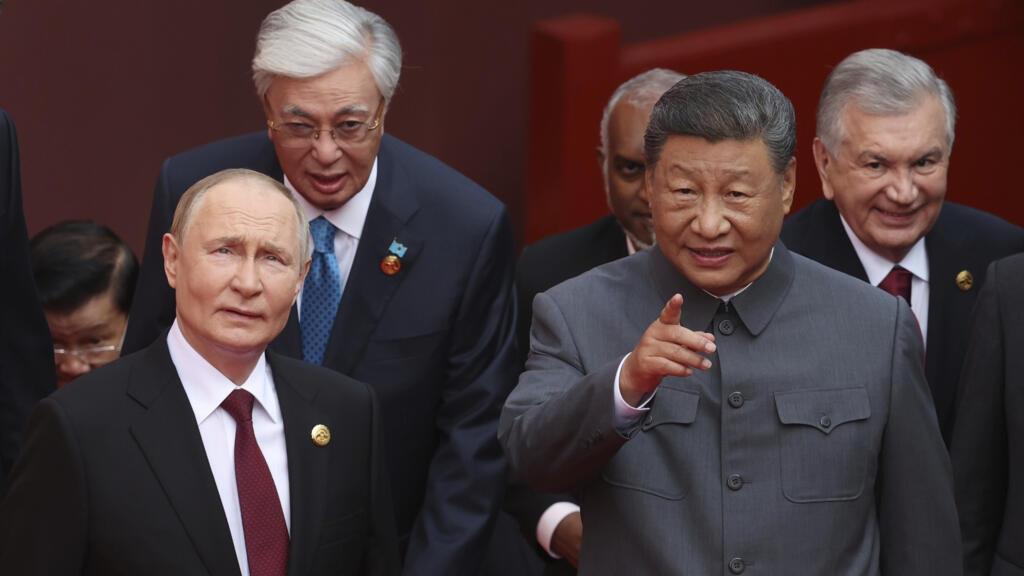 De la stânga la dreapta: Președintele rus Vladimir Putin, Președintele Kazahstanului, Kassym-Jomart Tokayev, președintele Chinei, Xi Jinping și președintele Uzbekistanului, Shavkat Mirziyoyev la parada militară de la Beijing, China, miercuri, 3 septembrie 2025.