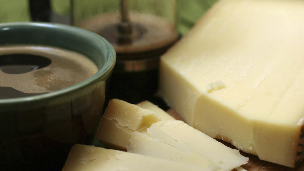 Une tasse de café et un morceau de Gruyère. (Image d'illustration)