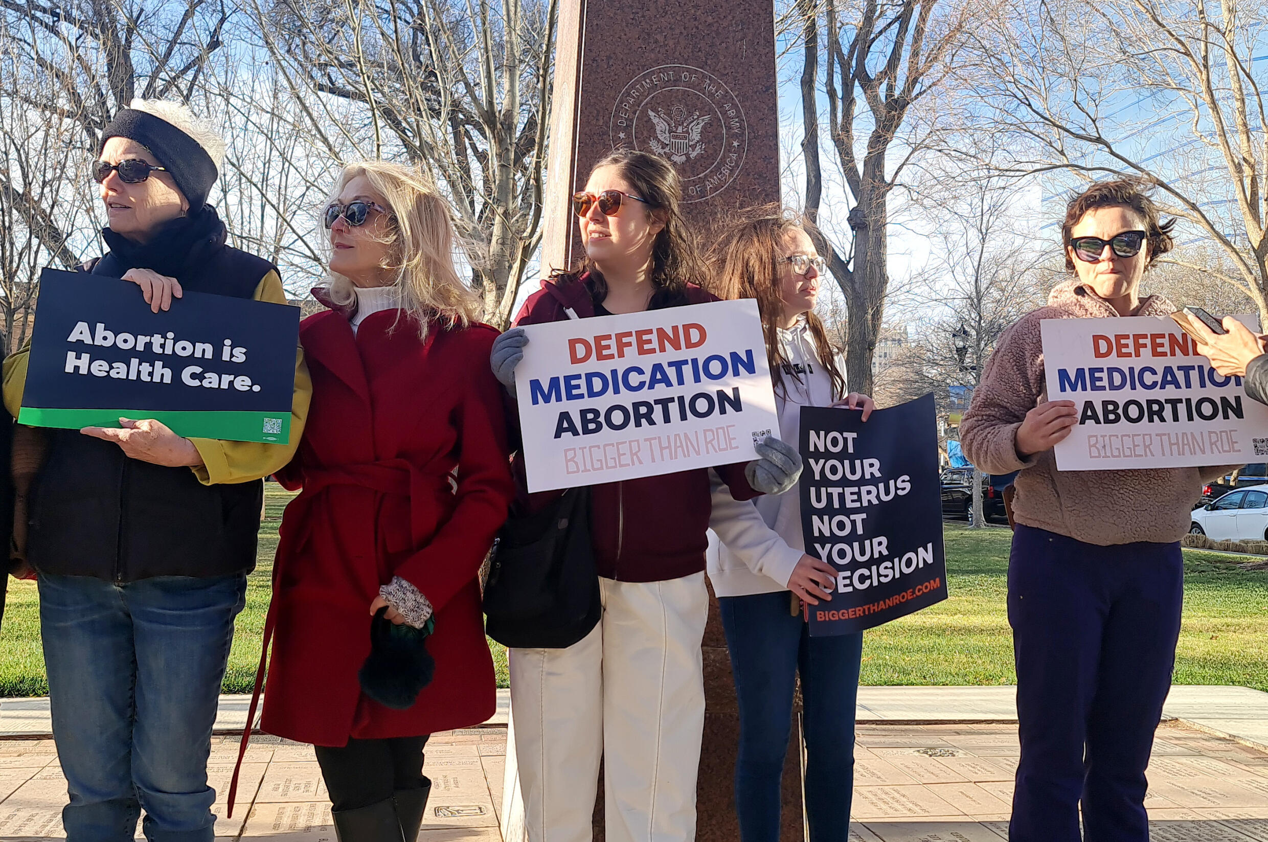 Manifestantes frente a la corte federal en Texas donde un juez dictaminó prohibir una píldora abortiva de uso generalizado