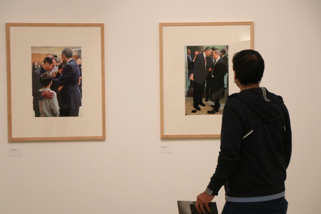 Uma das fotos de Pete Sousa registra conversa reservada entre Barack Obama e Vladimir Putin na Normandia, França, em 2014