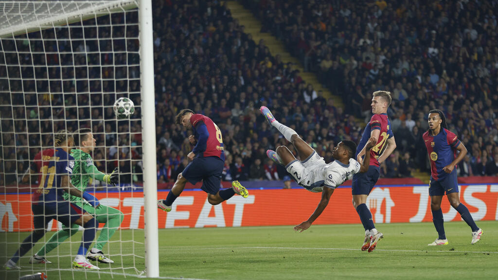 Le défenseur de l'Inter Denzel Dumfries marque de façon spectaculaire le deuxième but du club italien face au Barça.