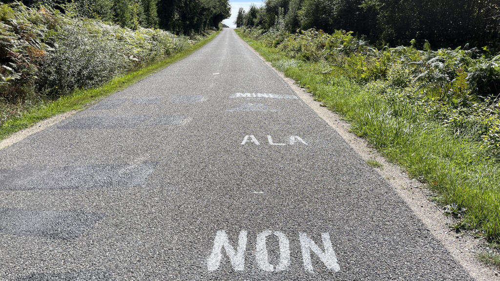 Non à la mine, lithium non merci, voici les messages laissés par des opposants à la mine d'Echassières.