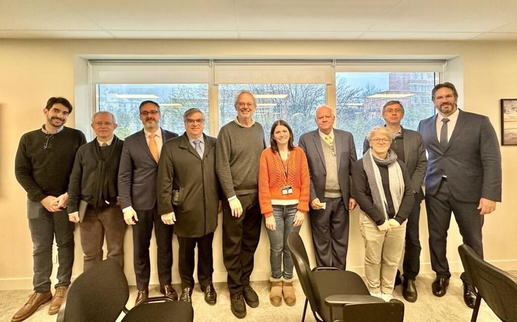 A delegação do Brasil com profissionais da USP e Fapesp em torno dos representantes do Instituto Curie, cuja parceria visa tratar pacientes com linfoma no cérebro.