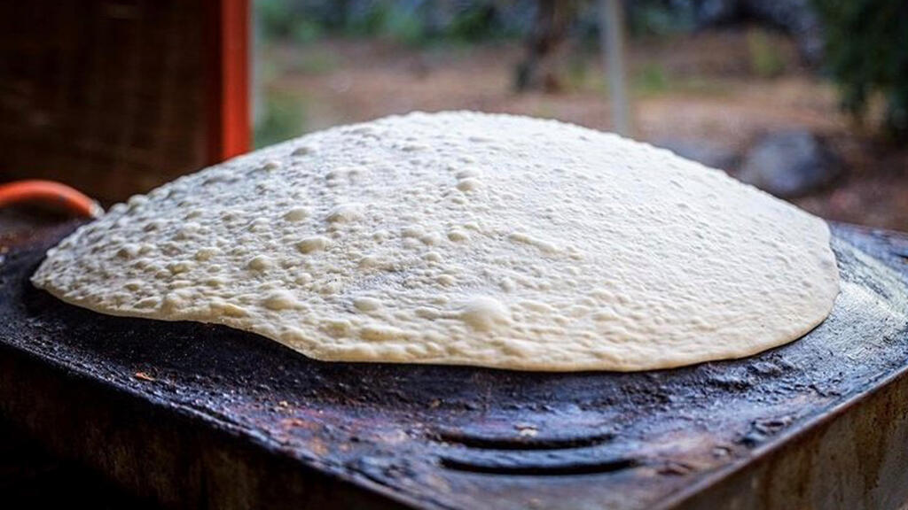 Cuisson du pain sur un saj.