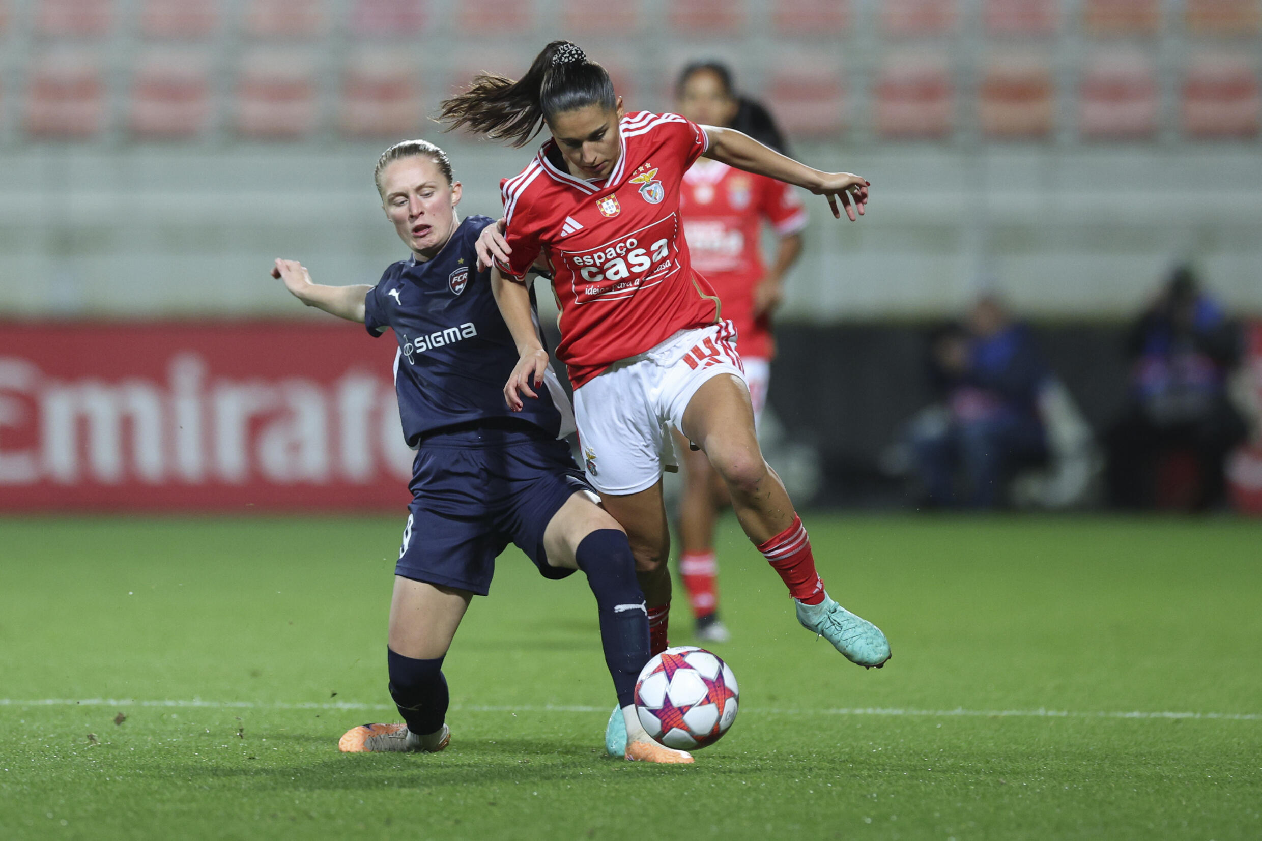 Kika Nazareth (direita), avançada portuguesa.