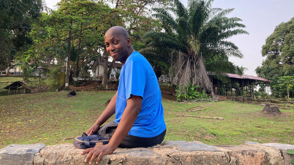 Augustin Emane à l’embarcadère du Docteur Schweitzer.
