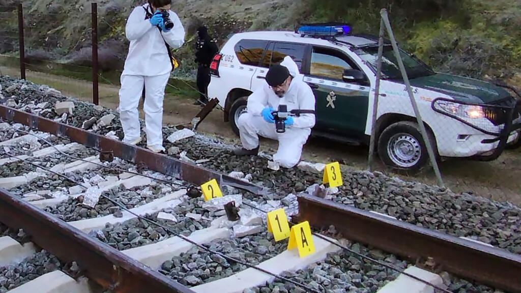 Collision de trains en Espagne: la famille royale sur place, les causes de l'accident encore inconnues