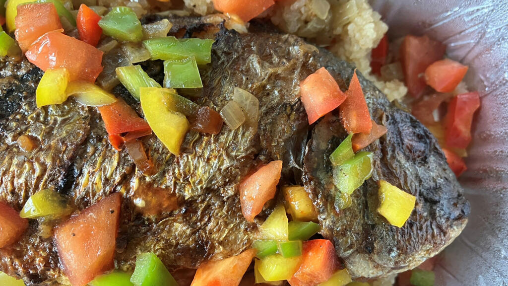 Attieke poisson braisé.