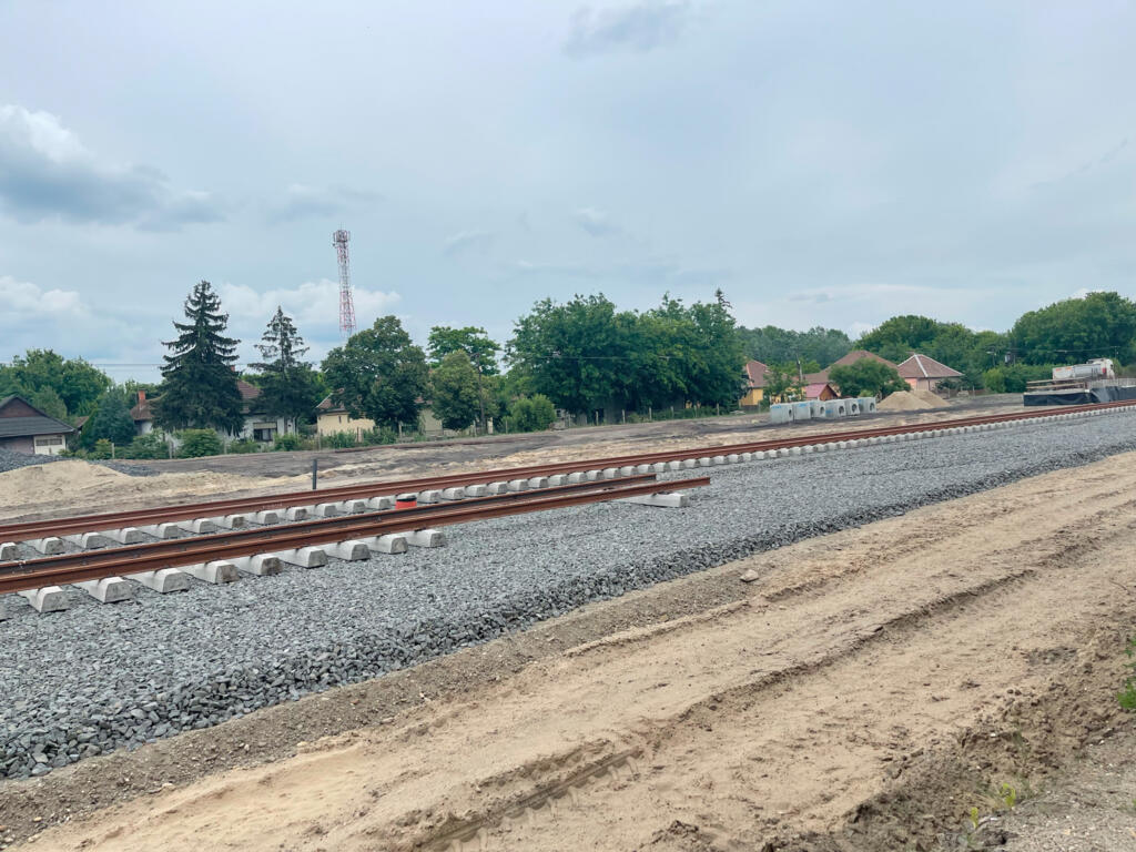 Le chantier de la ligne Budapest-Belgrade près de la gare de Kelebia. Un mur végétal doit être construit pour isoler les voies des habitations toutes proches.