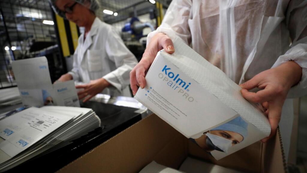 L'entreprise de fabrication de masques médicaux Kolmi-Hopen, à Saint-Barthélemy-d'Anjou, en France, fonctionne à pleine capacité.
