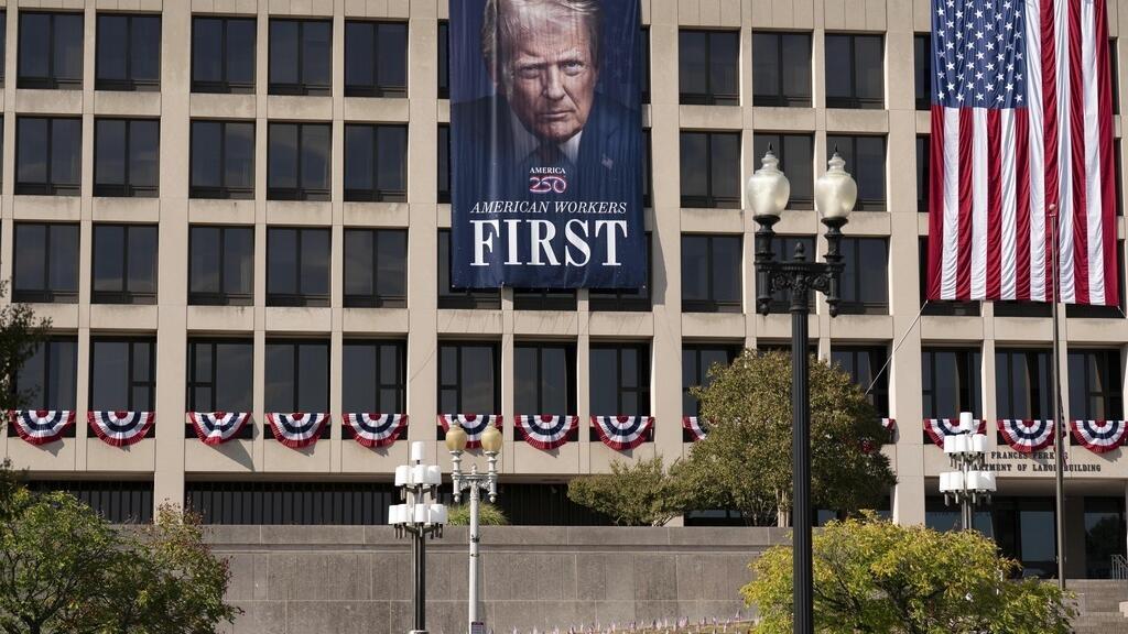 Chân dung tổng thống Donald Trump treo tại trụ sở Bộ Lao động gần Điện Capitol ở Washington, ngày 29/08/2025.