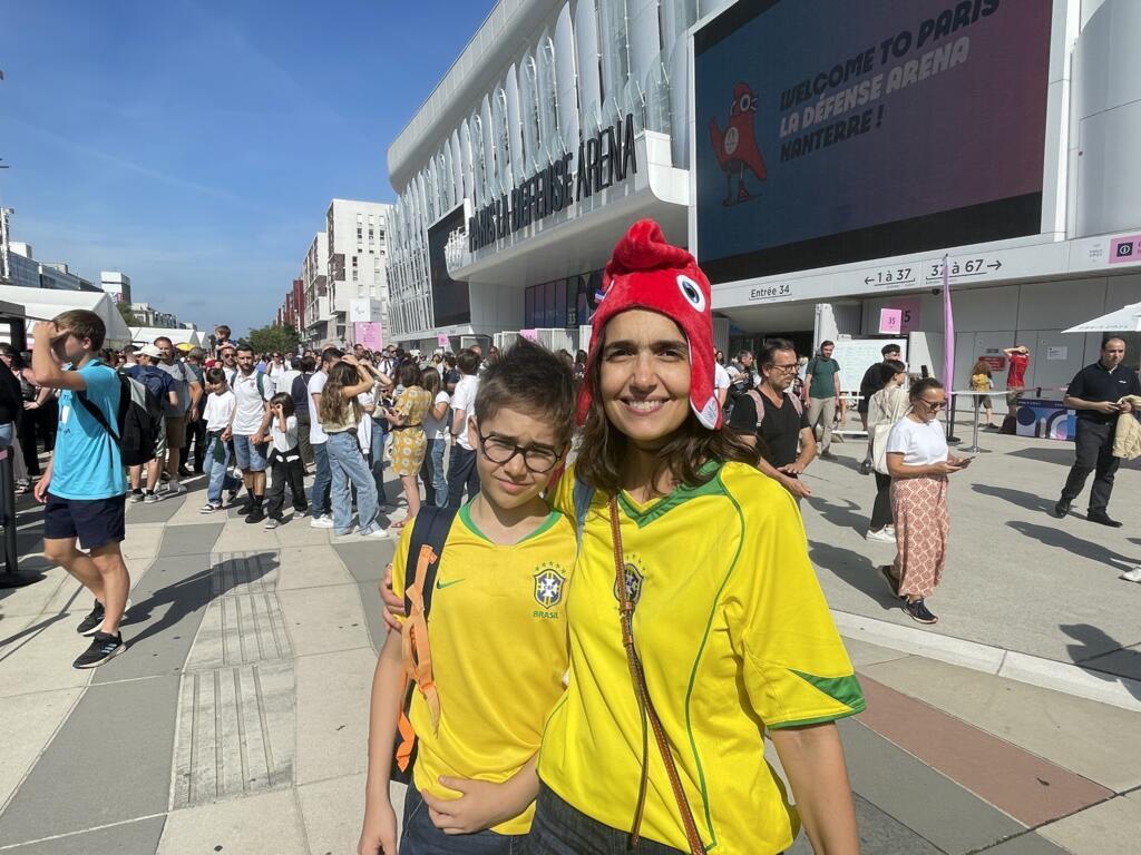 Juliana Xavier e o filho Hugo, de 12 anos, na torcida pelo nadador brasileiro Gabriel Araújo, nos Jogos Paralímpicos Paris 2024.  Em Paris, em 1º  de setembro de 2024.