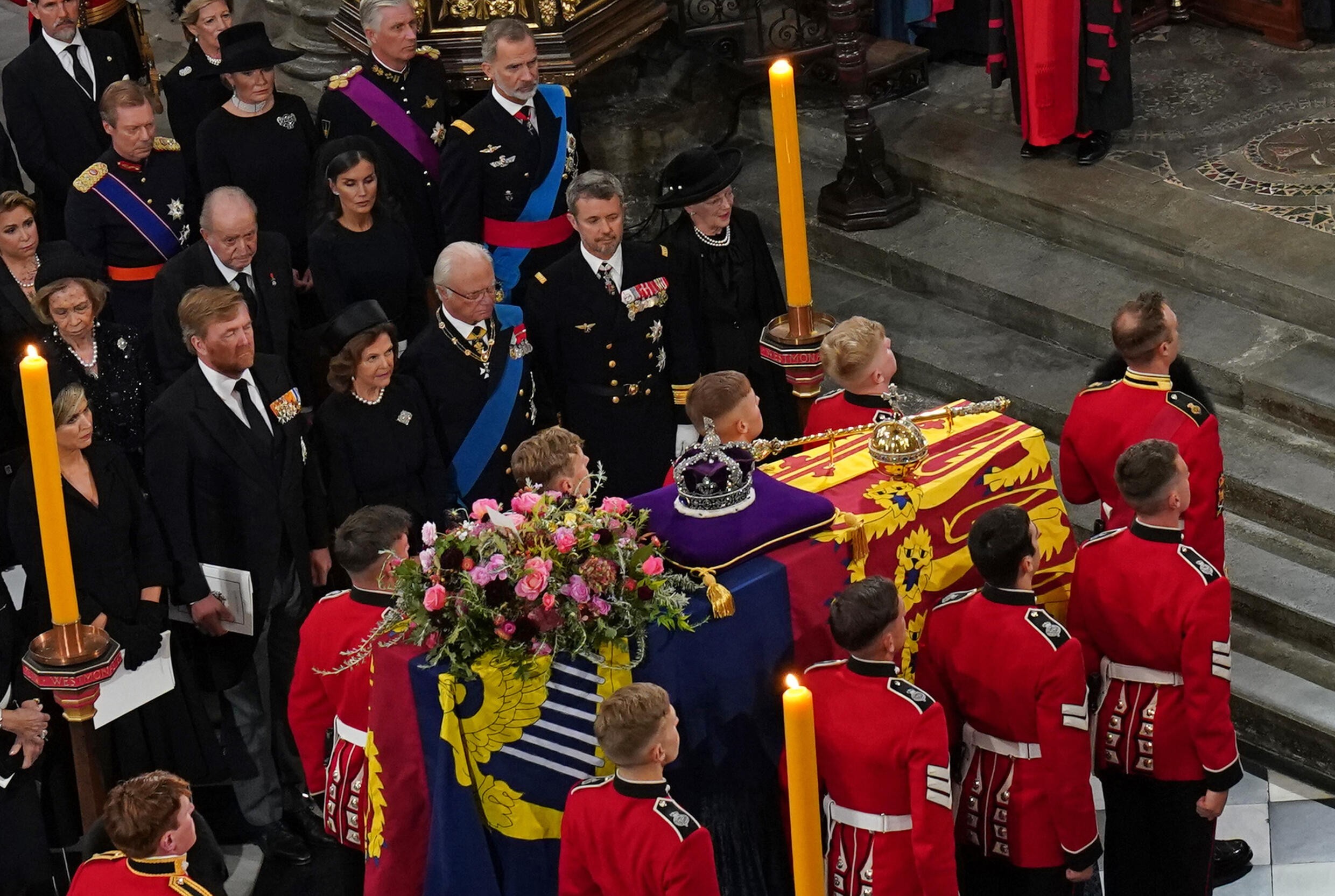 Juan Carlos y su hijo separado asistieron al funeral de la reina Isabel II