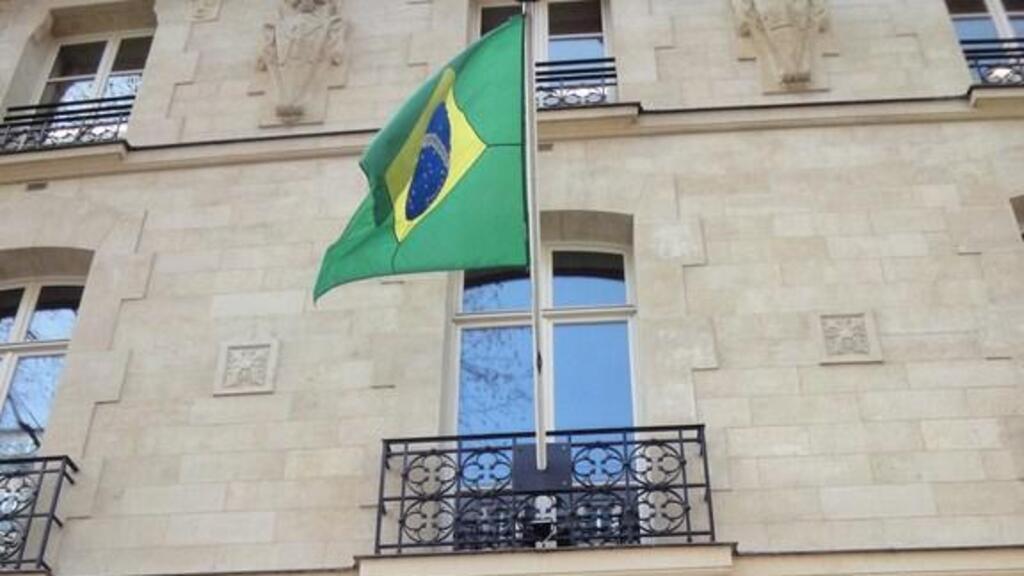 Os funcionários locais do Consulado-Geral do Brasil em Paris, em solidariedade à Associação Internacional dos Funcionários Servidores Locais do Ministério das Relações Exteriores, paralisarão suas atividades.