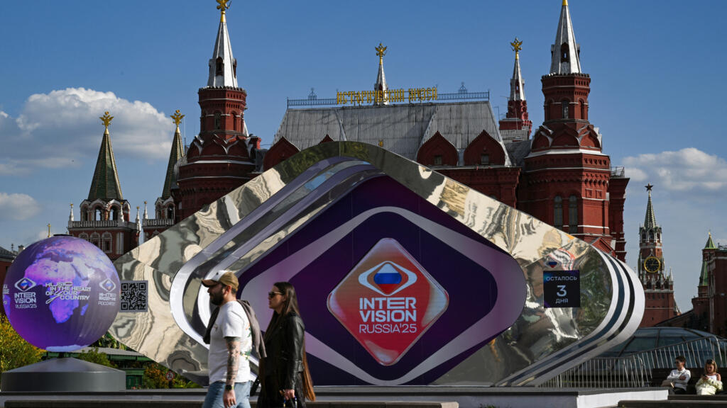 Le compte à rebours du voncours Intervision est installé sur la place Manezhnaya, devant le Kremlin, à Moscou, le 17 septembre 2025.