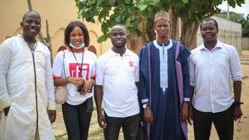 Des membres du Club RFI Lagos-Nigeria ; au centre, le président Muhammad Akanbi Olowoloba.