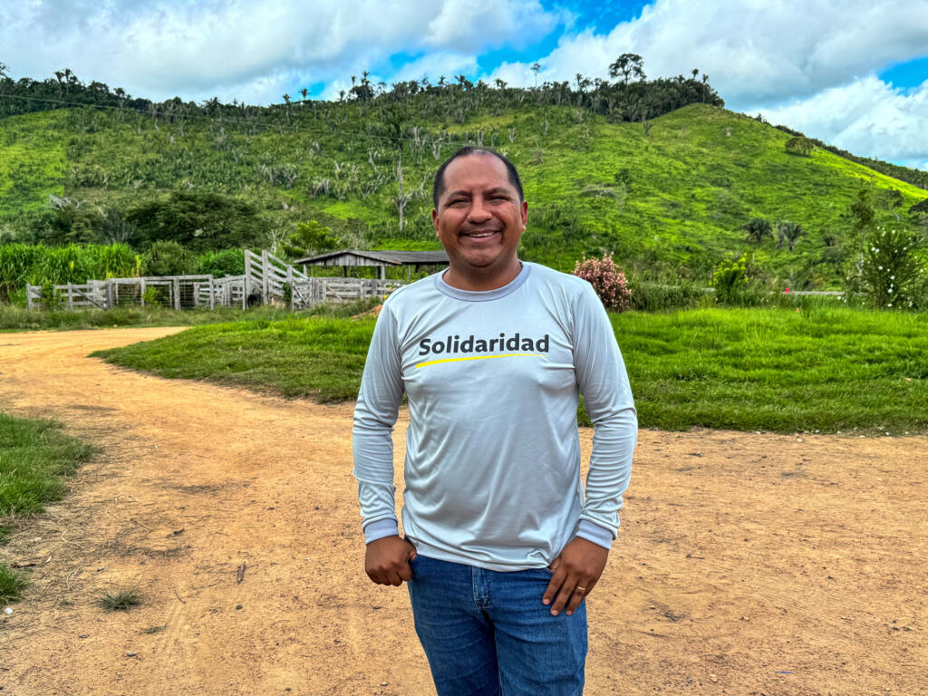 Pedro Souza dos Santos, coordenador de campo da ONG Solidaridad, orienta pequenos agricultores no Assentamento Tuerê e em Novo Repartimento.