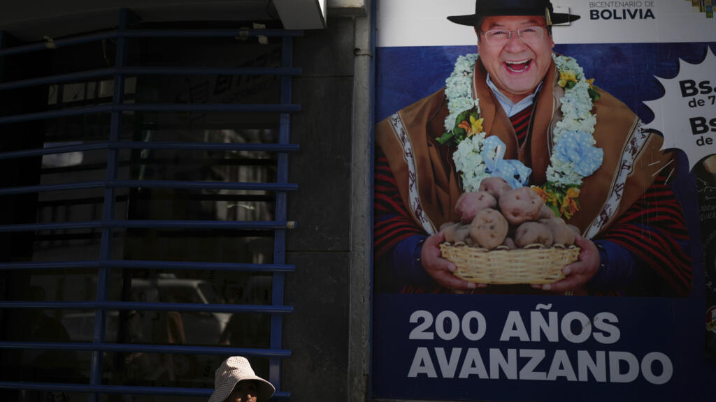 Em La Paz, um cartaz do presidente Luis Arce exibe a frase "200 anos olhando para frente", em referência às eleições presidenciais e legislativas de domingo, em 14 de agosto de 2025.