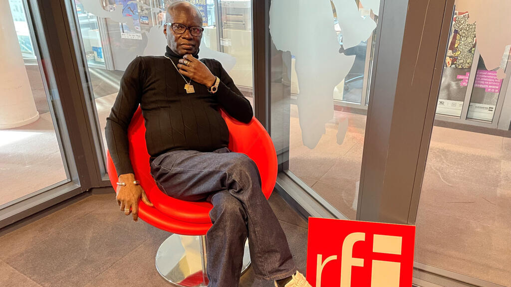 Omar Pene en studio à RFI.