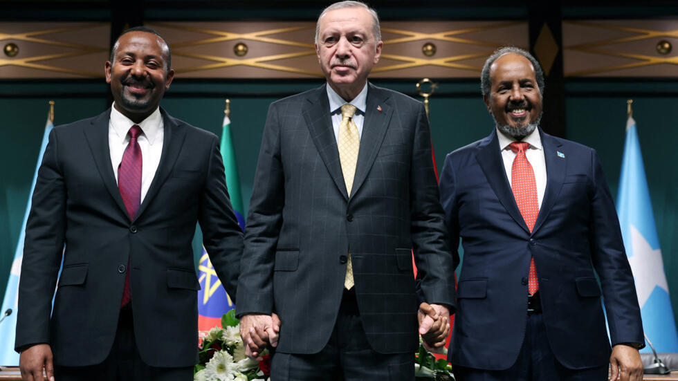 Rais wa Uturuki Tayyip Erdogan akiwa katika picha ya pamoja na Rais wa Somalia Hassan Sheikh Mohamud na Waziri Mkuu wa Ethiopia Abiy Ahmed kufuatia mkutano na waandishi wa habari mjini Ankara, Uturuki, Desemba 11, 2024. 