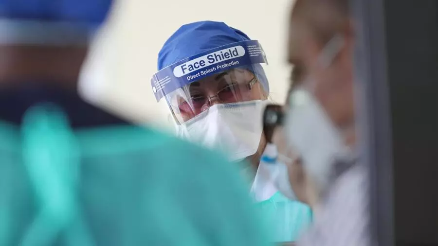 Photo prise dans un service de test au volant pour le coronavirus Covid-19 dans la capitale qatarienne Doha, le 7 mai 2020.