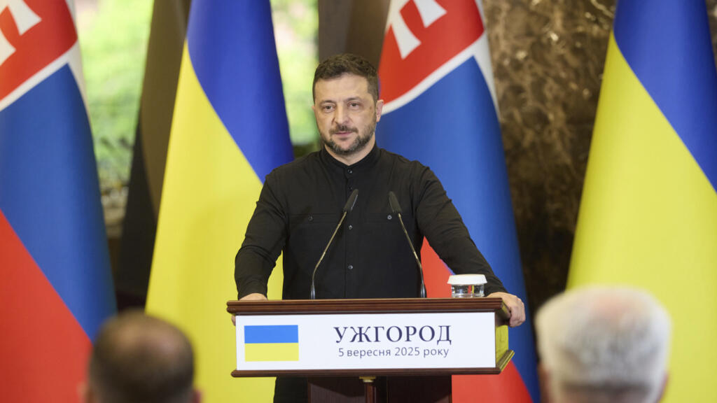 Tổng thống Ukraina Volodymyr Zelenskyy phát biểu trong cuộc họp báo chung với thủ tướng Slovakia Robert tại Uzhhorod, Ukraine, vào thứ Sáu, ngày 5 tháng 9 năm 2025.