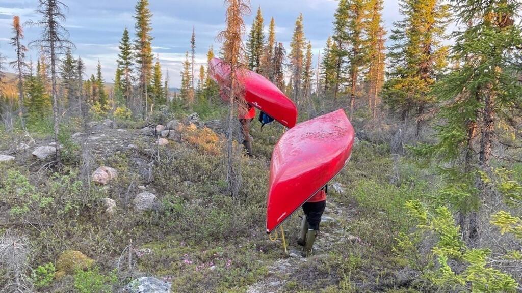 De jeunes Innus reprennent le chemin de leurs ancêtres en traversant les lacs, les rivières et la forêt, à la recherche de leur identité culturelle, dans la région de la Côte-Nord du Québec.