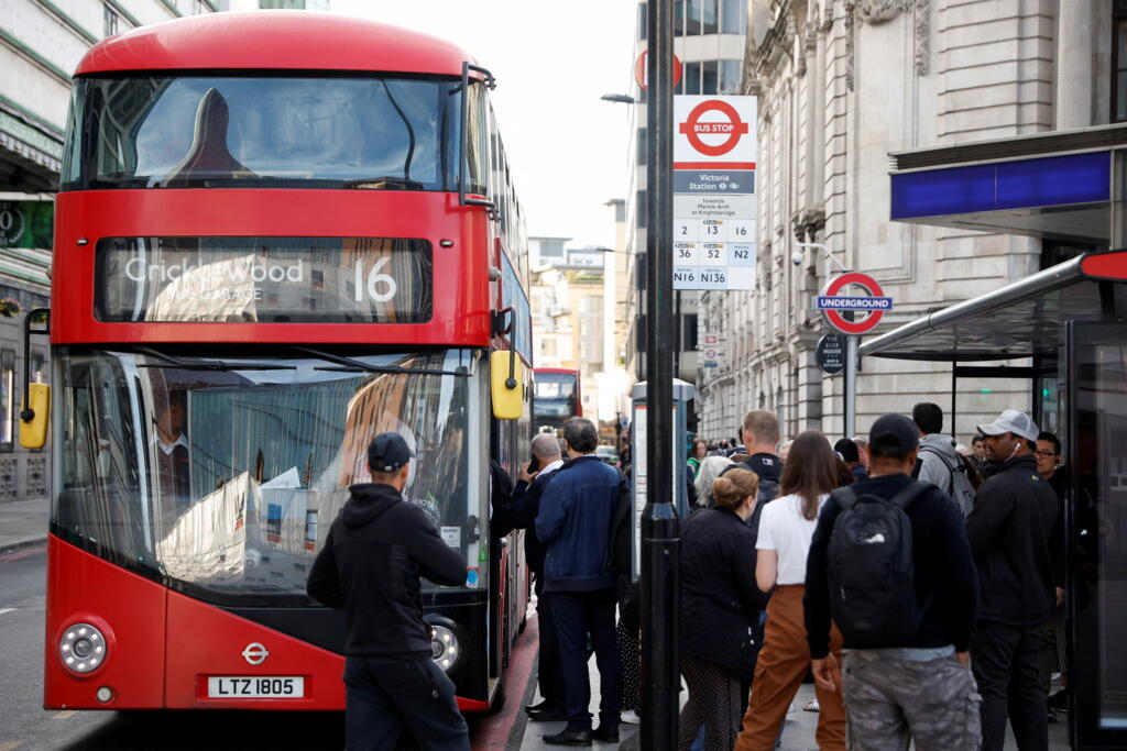 Sem metrô, passageiros embarcam em ônibus na frente da estação de metrô Victoria, em Londres, nesta terça-feira, 21 de junho de 2022.