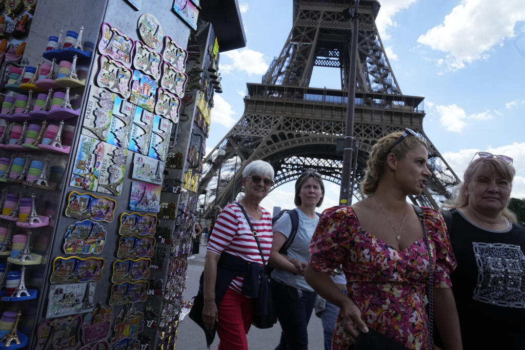 Turistas passeiam perto da Torre Eiffel, quinta-feira, 6 de julho de 2023, em Paris.
