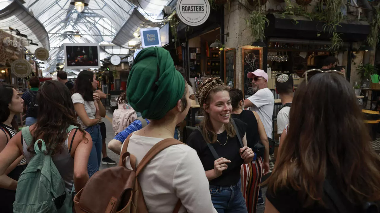 Los israelíes salen a la calle sin mascarilla tras exitosa campaña de vacunación