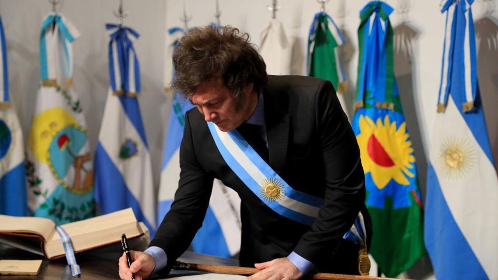 Presidente Javier Milei, da Argentina, assina Pacto de Maio.